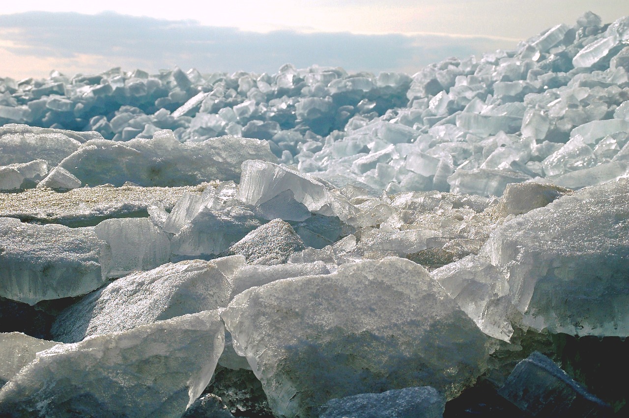 Твердая вода. Ледяной затор. Вода втвёрдомсостоянии. Лед состояние воды. Ледовый затор.