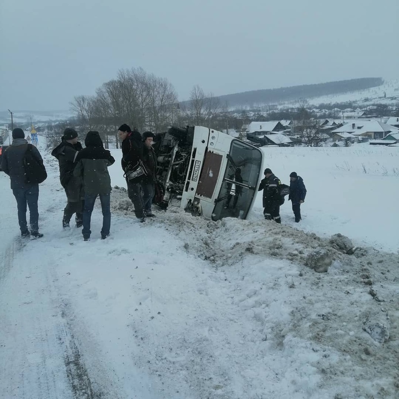 Фото: на кузбасской трассе автобус с людьми ушёл в кювет