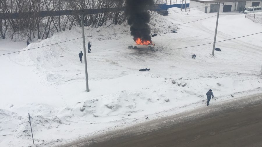 Кузбассовцев взволновало видео силовиков возле горящего авто