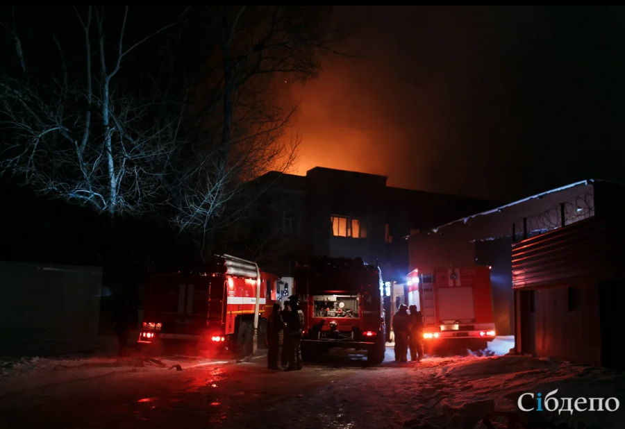 В Кузбассе загорелся многоэтажный дом и магазин