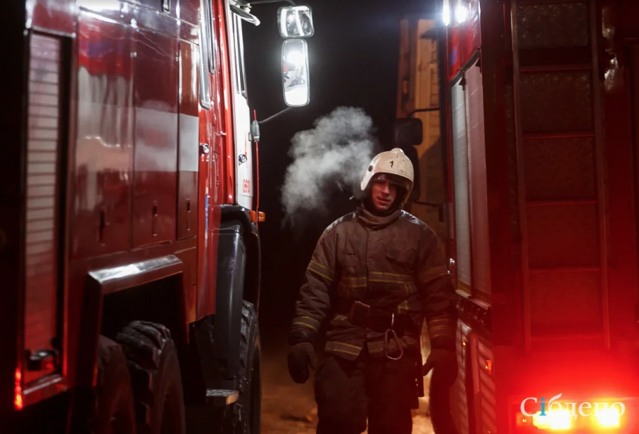 17 человек тушили пожар в многоэтажке в Кузбассе