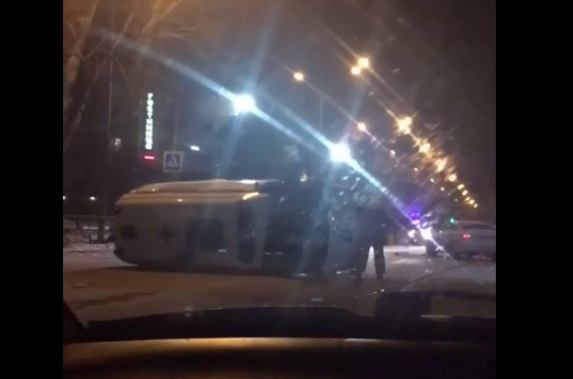 Видео: в Новокузнецке машина скорой помощи перевернулась в результате ДТП