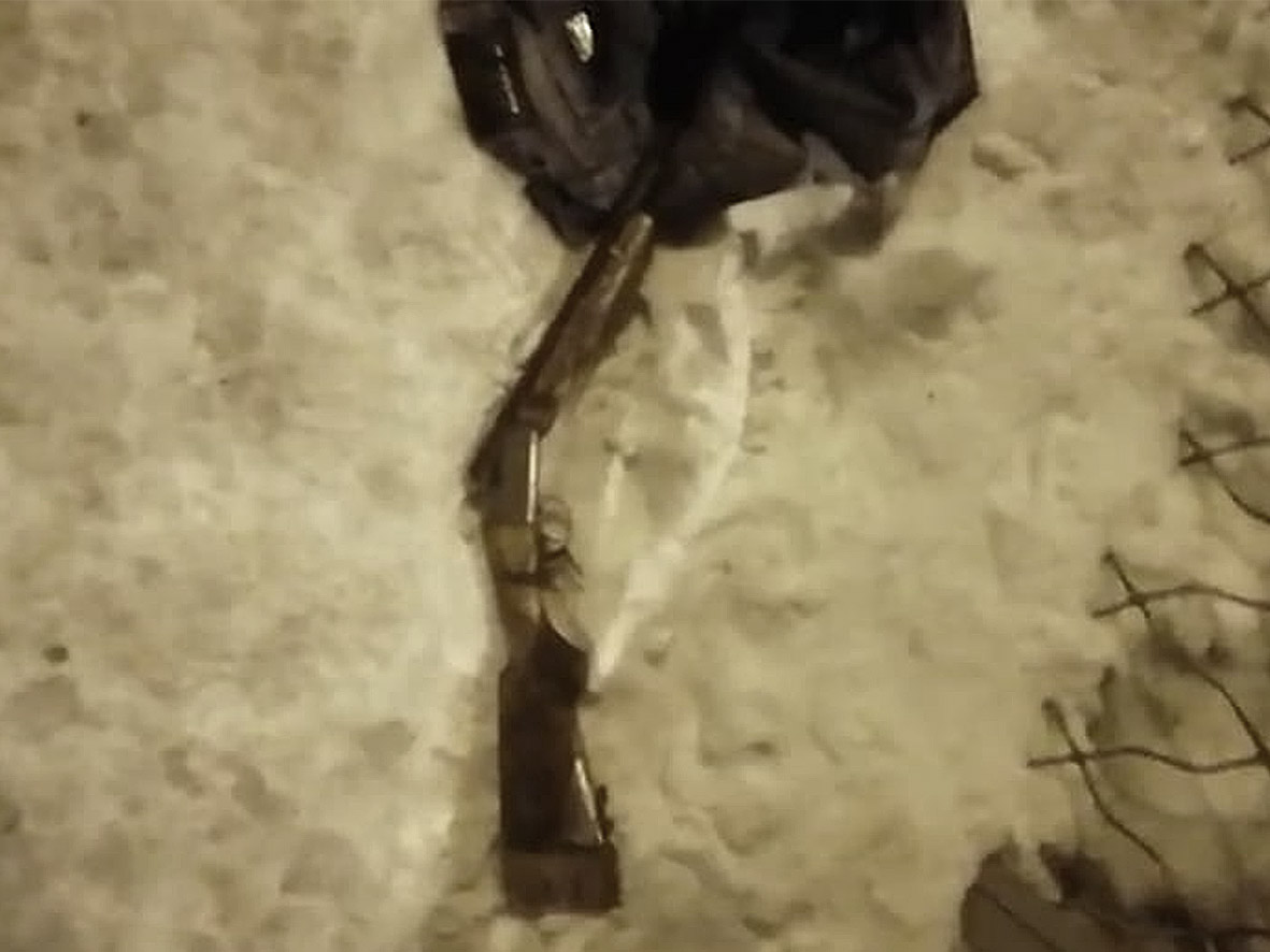 В Новокузнецке мужчина разгуливал по улице с охотничьим ружьём и боеприпасами
