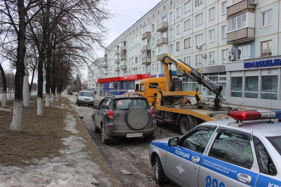 Кемеровские автоинспекторы за сутки эвакуировали девять автомобилей