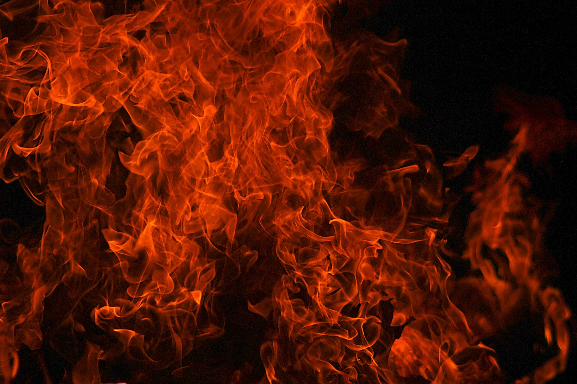 Кемеровчанин растопил баню так, что она загорелась (видео)