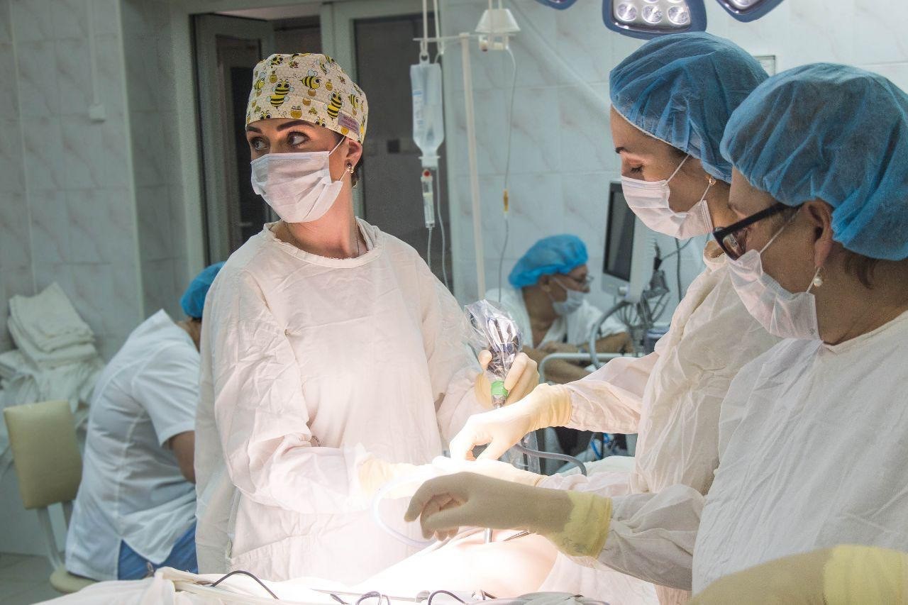 В Кемерове онкогинекологи провели сложную операцию с новым оборудованием
