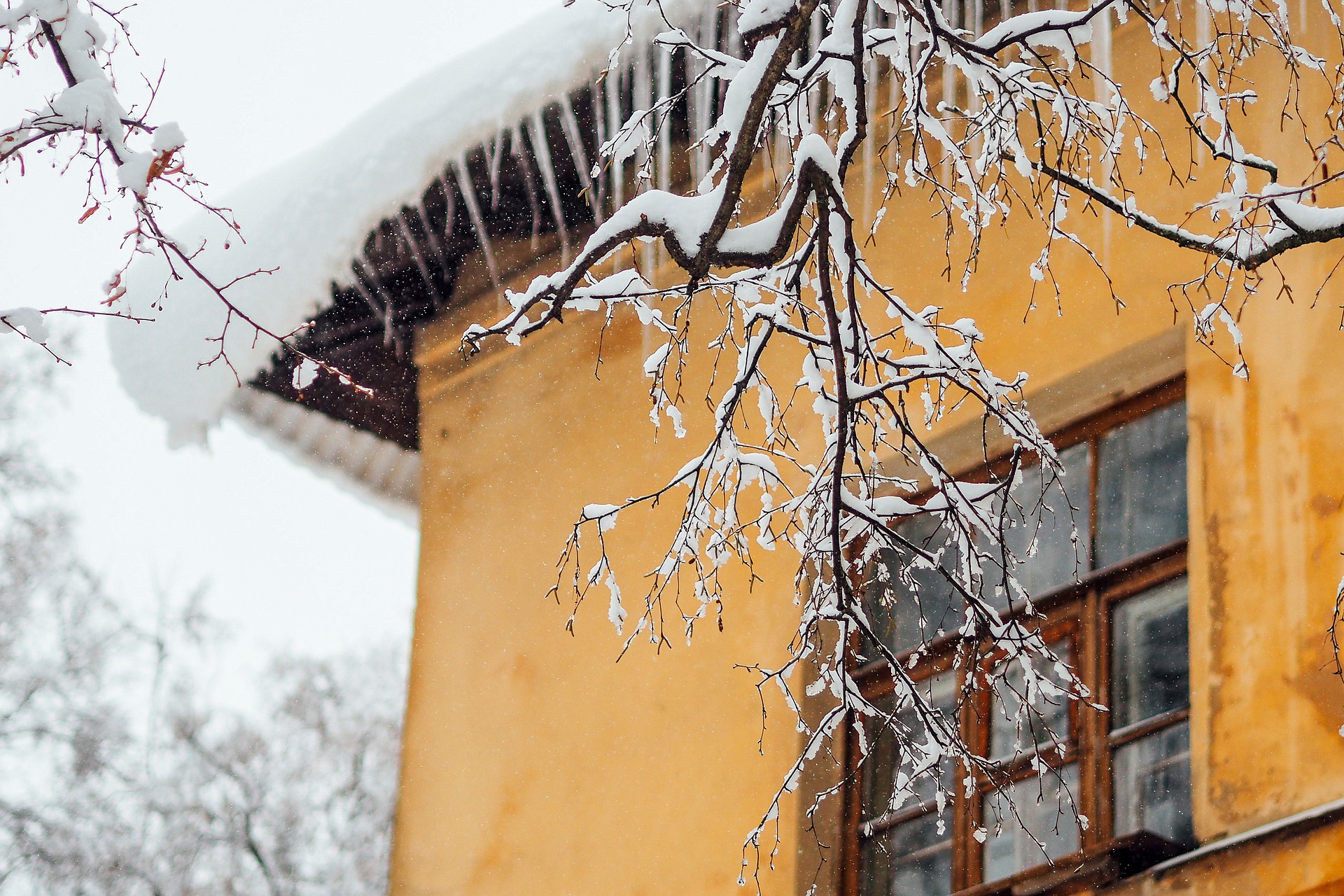 Снег с крыши на голову. Снег на крыше. Сосульки на доме. Снег на крыше дома. Заснеженная крыша.