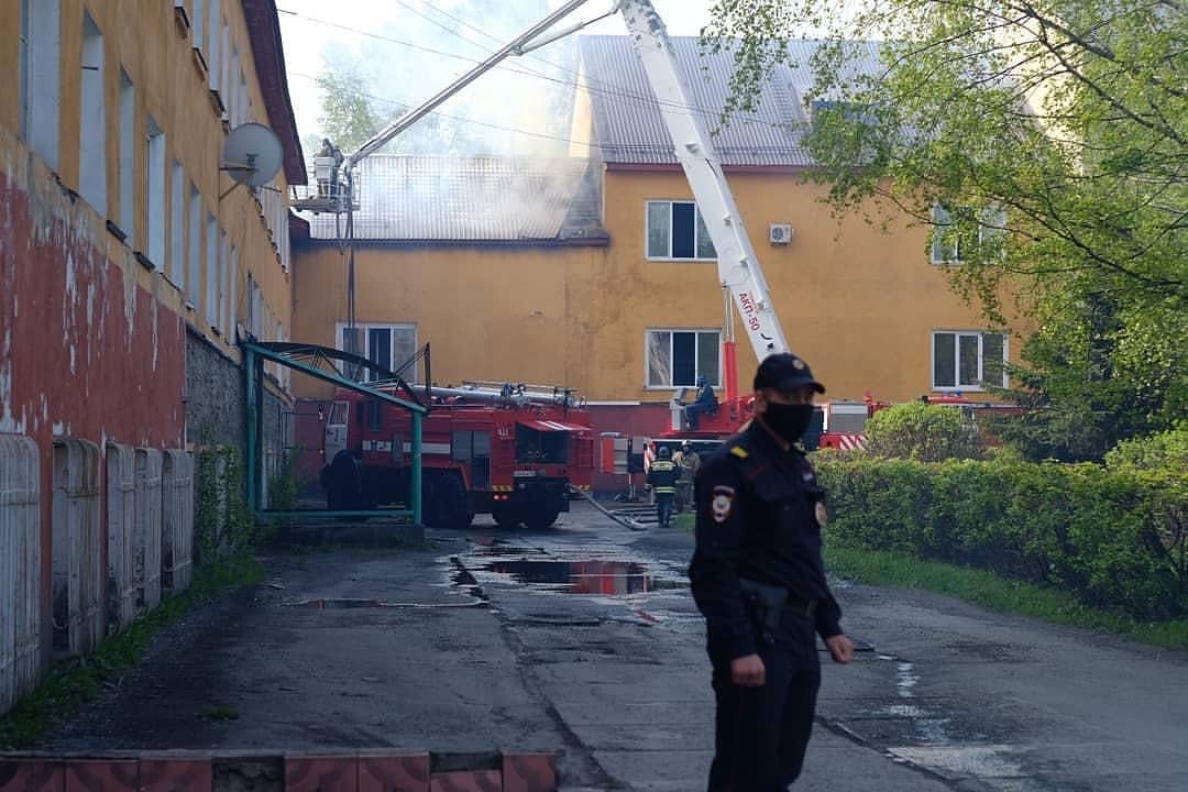 В Кузбассе спасатели тушат большой пожар в жилом доме