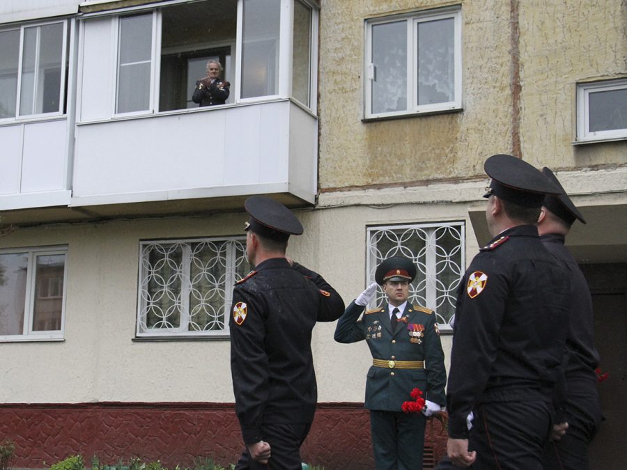 В Кемерове под окнами ветеранов устроили мини-парады