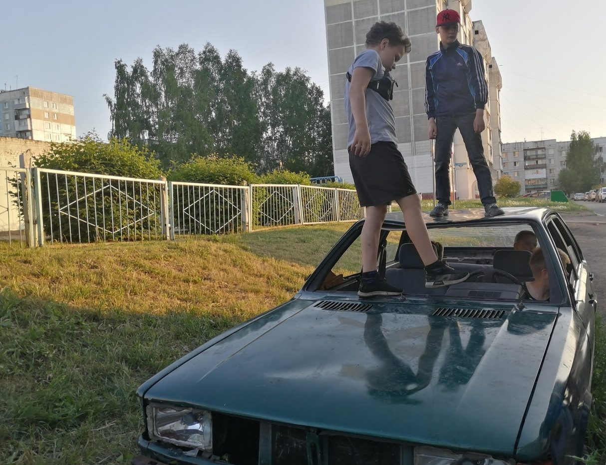 Подростки прыгали на крыше автомобиля в Новокузнецке