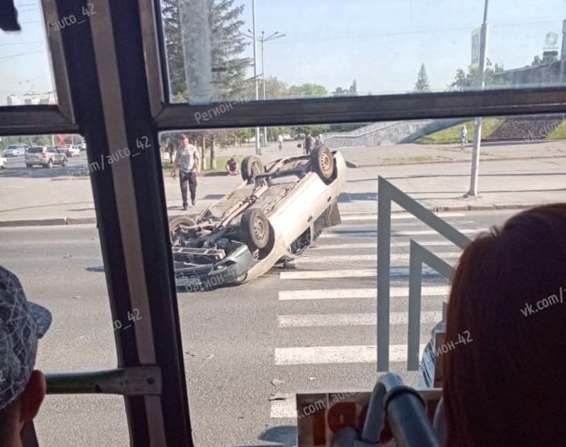 Видео: в центре Кемерова перевернулся автомобиль