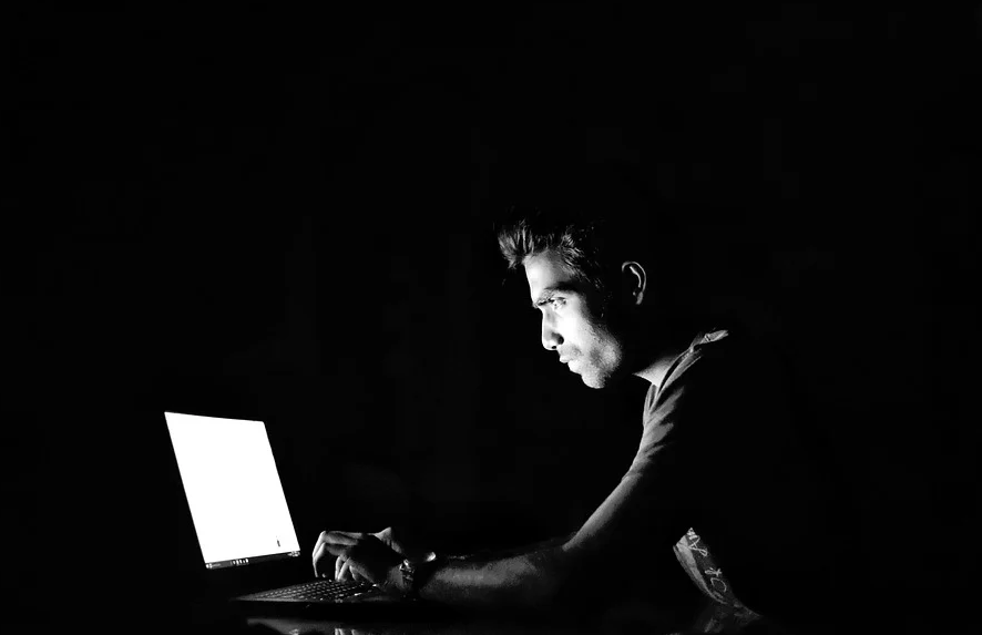«Опасный хакер» вымогает у кемеровчанина деньги из-за порно