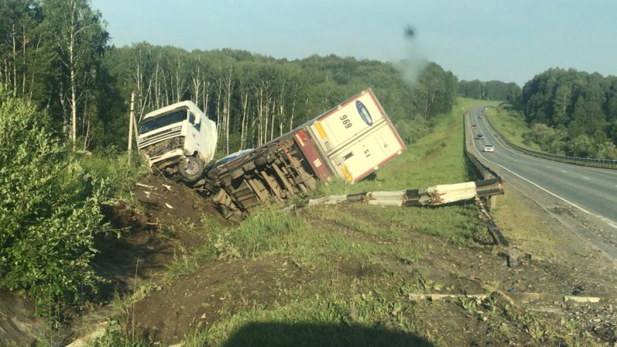 В Кузбассе на трассе фура сошла в кювет