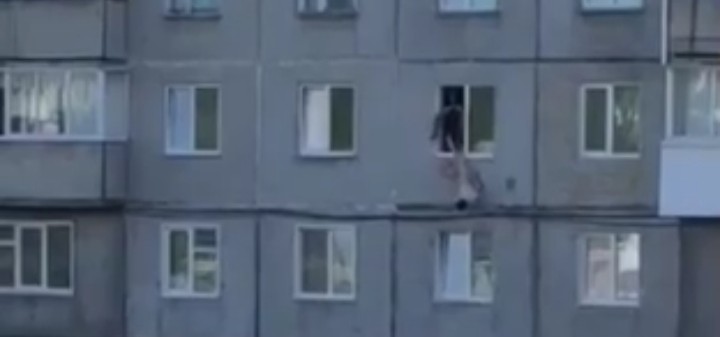 Видео: полуголый мужчина выпал из окна и с воплями прыгал на парковке
