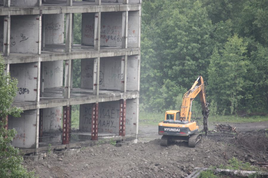 «Здание упадёт на него»: кузбассовцев шокировал снос аварийного объекта