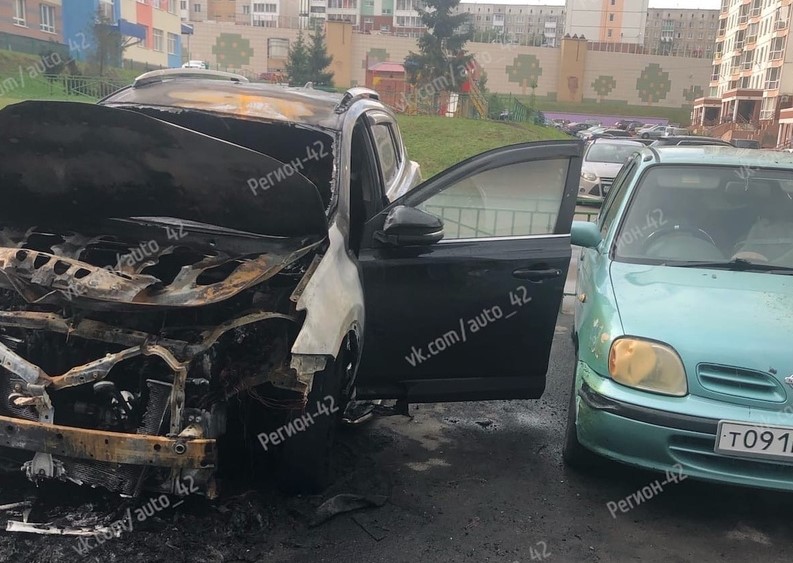 Видео: неизвестные подожгли автомобиль в Кемерове