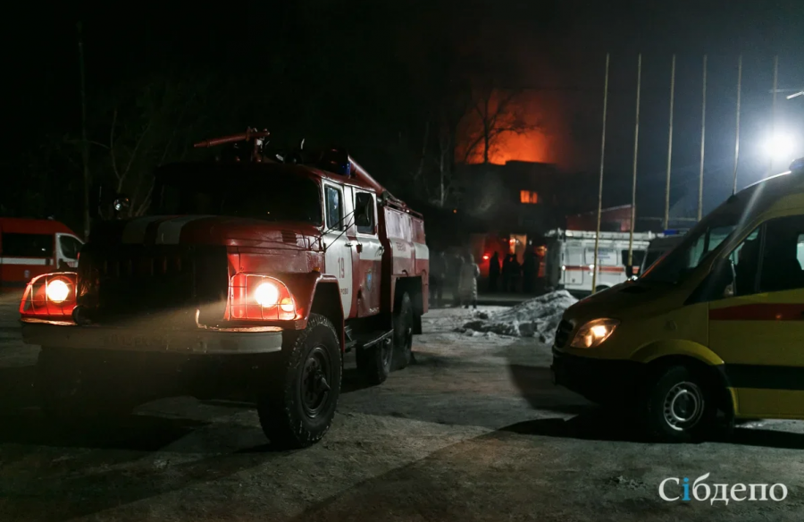 Пожар в кемеровской многоэтажке: пожарные спасли десять человек