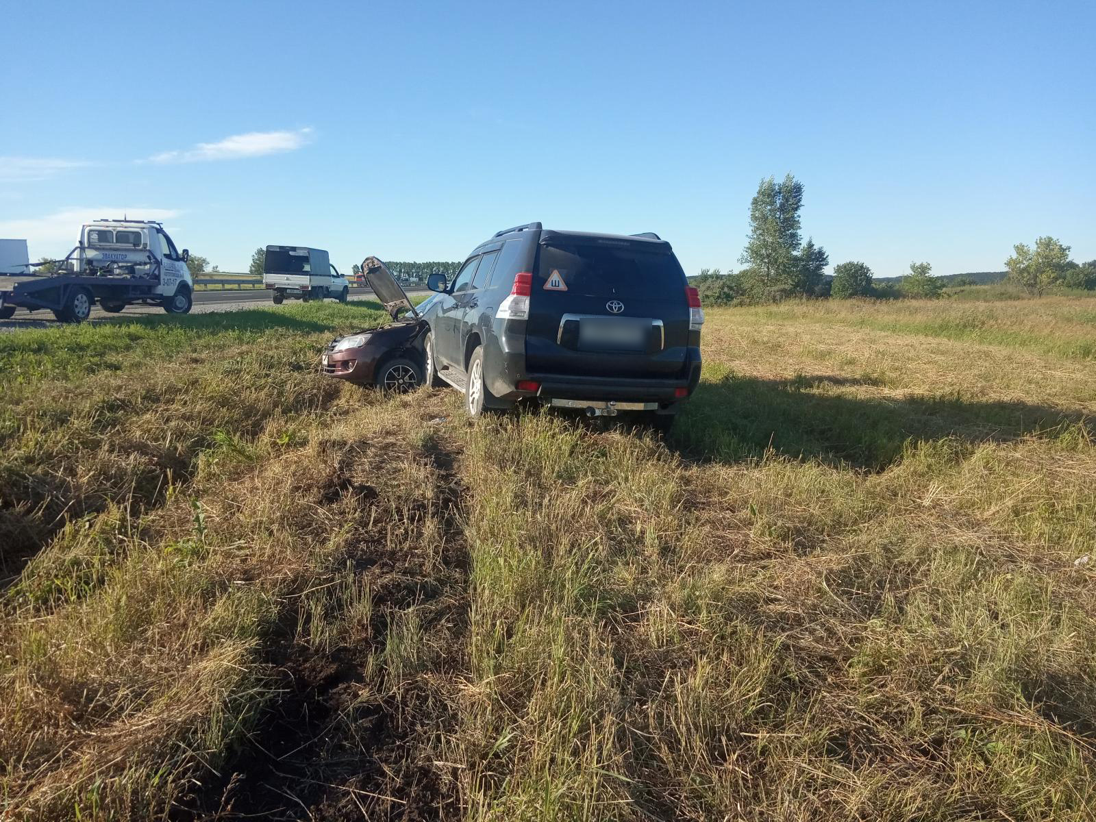 Джип снёс легковушку на недавно отремонтированной трассе