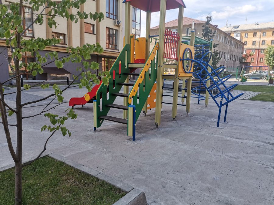 Фото: в Кемерове отремонтировали опасную детскую площадку