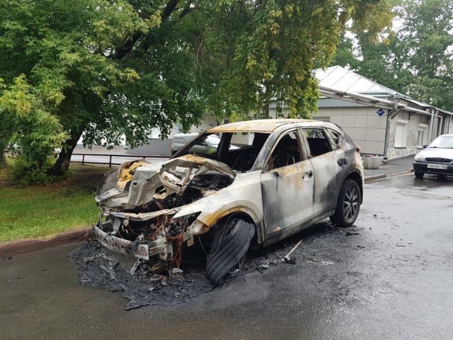 В Кемерове неизвестные сожгли два авто и балконы жилого дома