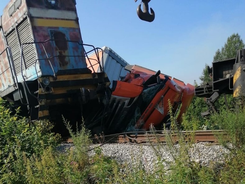 В Новокузнецке поезд снёс грузовик