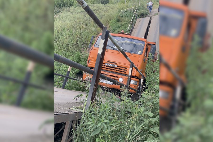 В Кузбассе КамАЗ уничтожил мост