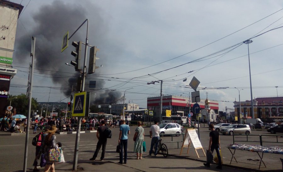 Открытый огонь и чёрные клубы дыма: новокузнечане сняли на видео крупный пожар