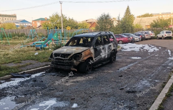 Видео: в Кузбассе ночью сгорел Lexus