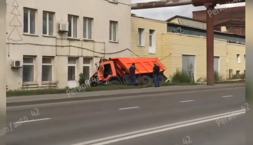 Видео: в Кемерове КаМАЗ вылетел с дороги