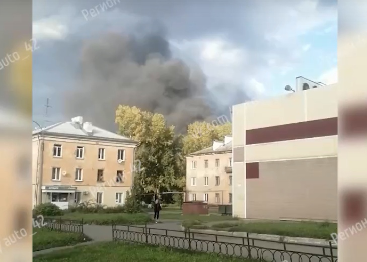 Видео: пожар вблизи общежития под Кемеровом