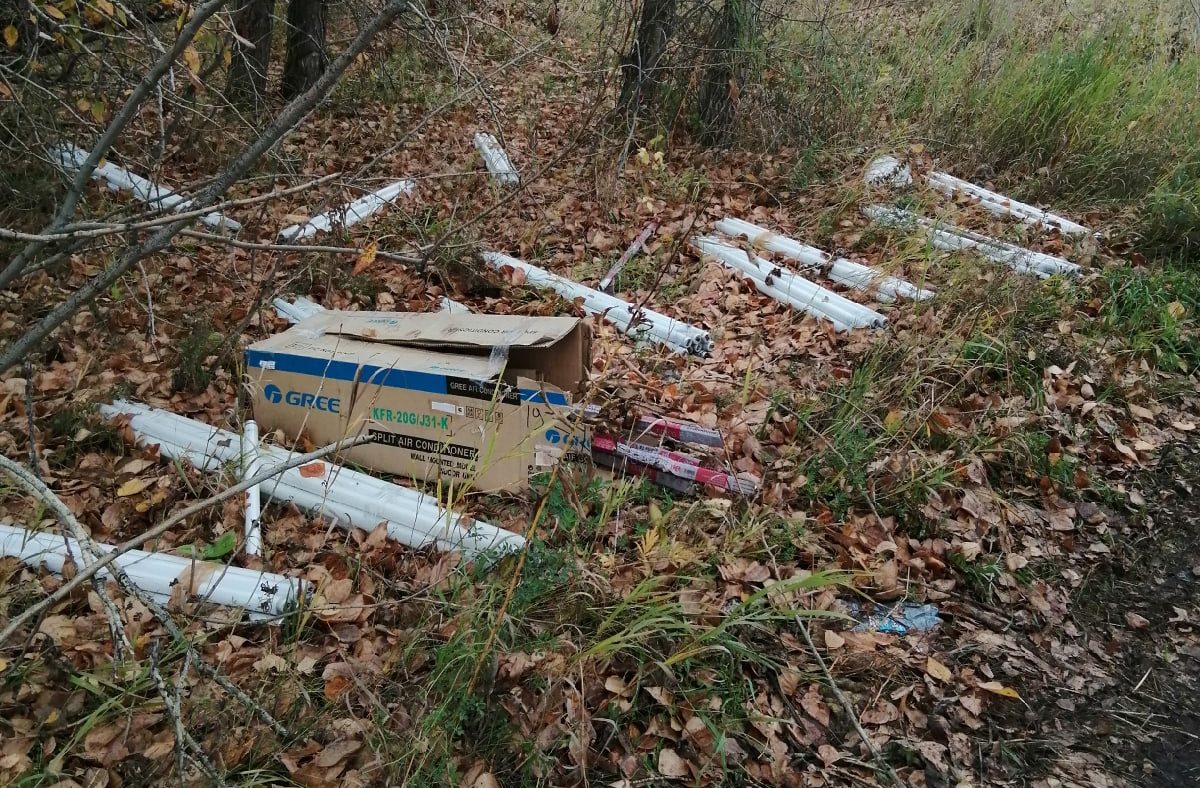 В Кузбассе возле трассы жители обнаружили опасную свалку
