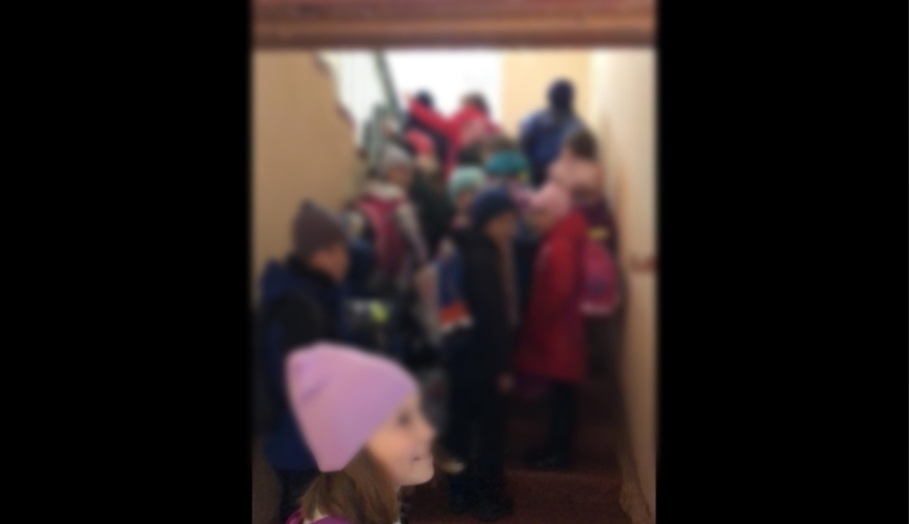 «Смысл какой?»: родителей возмутили «коронавирусные» порядки в кузбасской школе