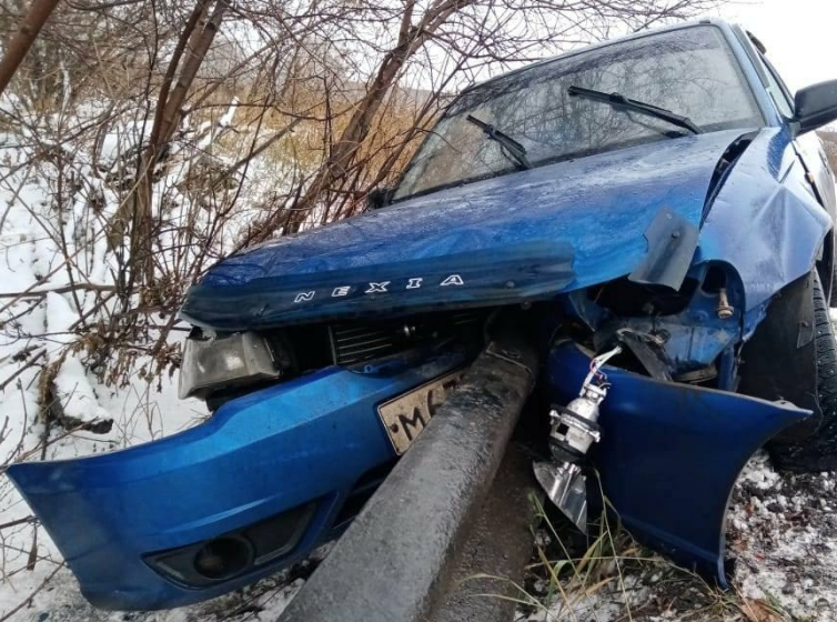 В Кемерове машина въехала в отбойник, есть пострадавшие