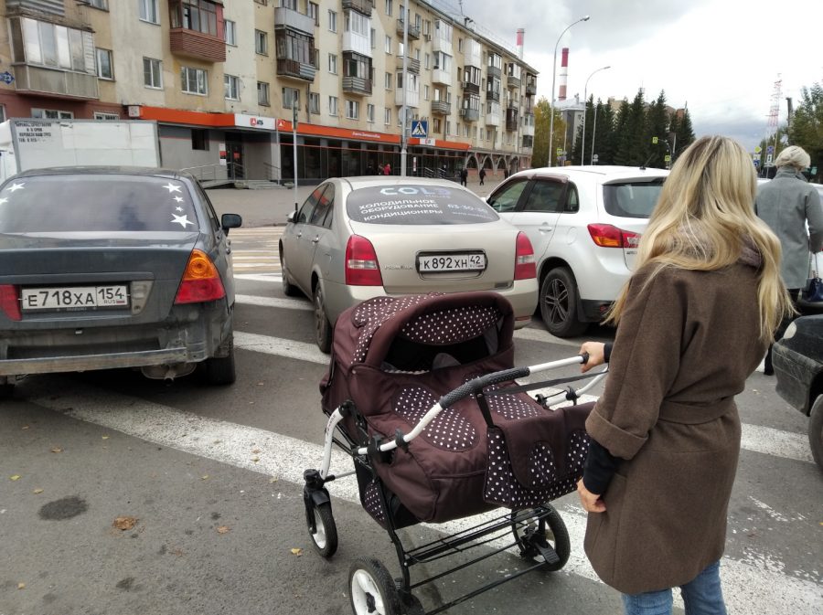 «Куда деваться мамашкам?»: в Кемерове автомобилисты оккупировали пешеходный переход