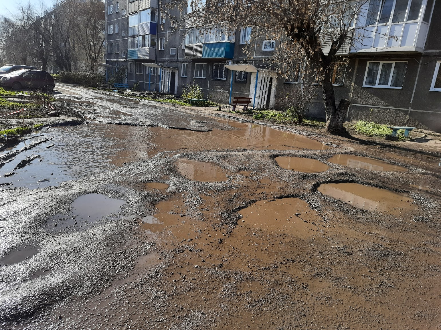 Фото: в Кузбассе ямы во дворе затруднили путь до подъезда