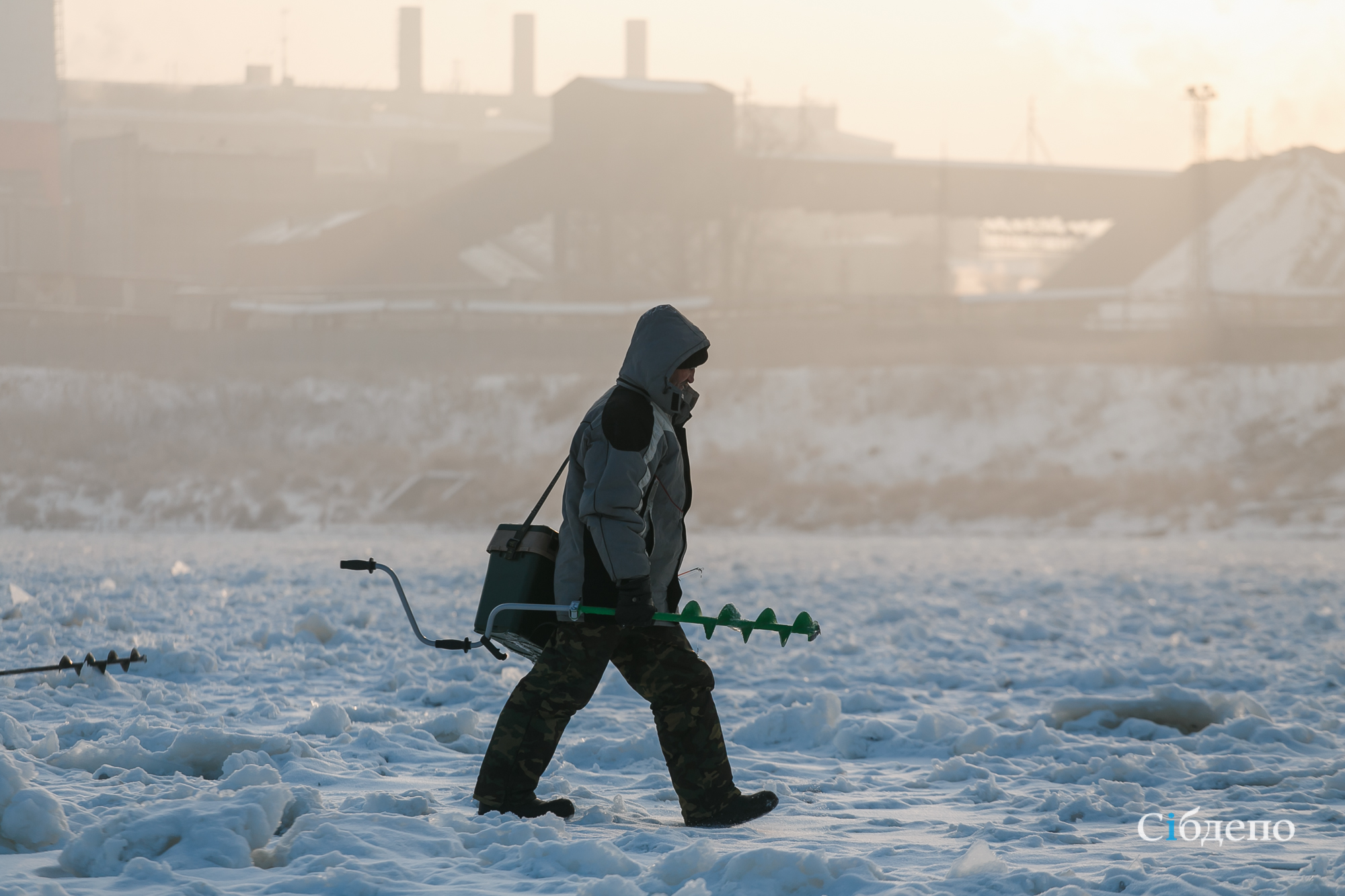 Фото: первые рыбаки на льду