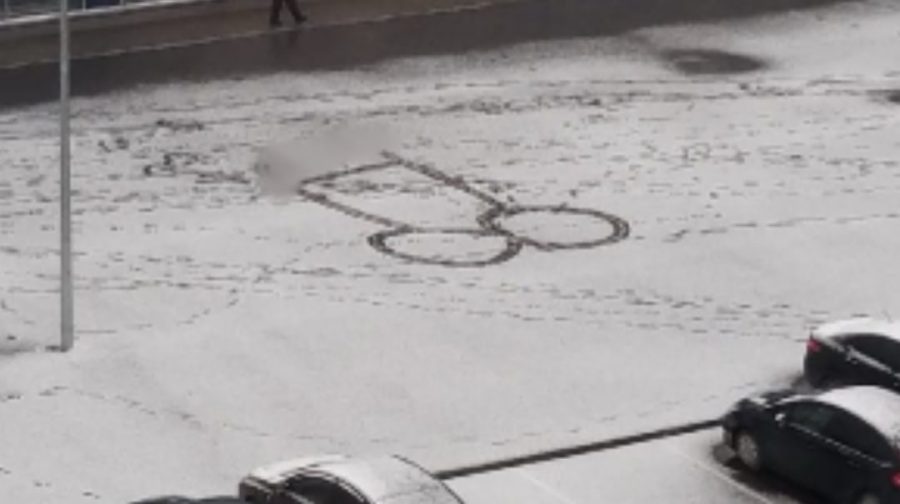 «Вот вам последствия дистанционки»: в Кузбассе странный геоглиф на снегу вызвал много споров