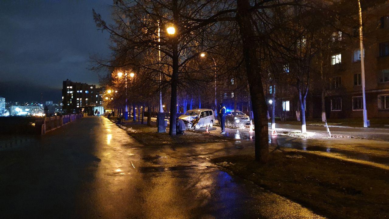 Фото: в Кемерове в результате ДТП автомобиль вылетел на набережную
